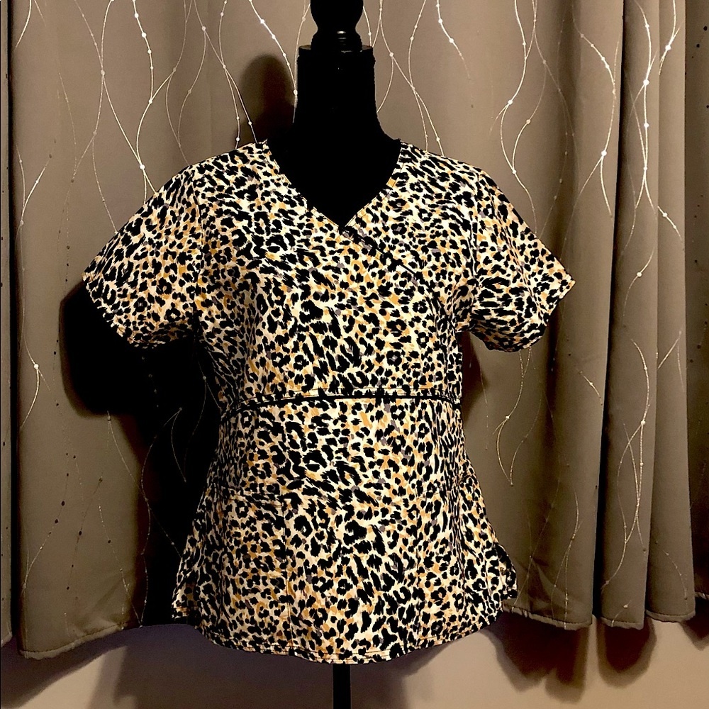 Scrub Star leopard top - Picture 1 of 7